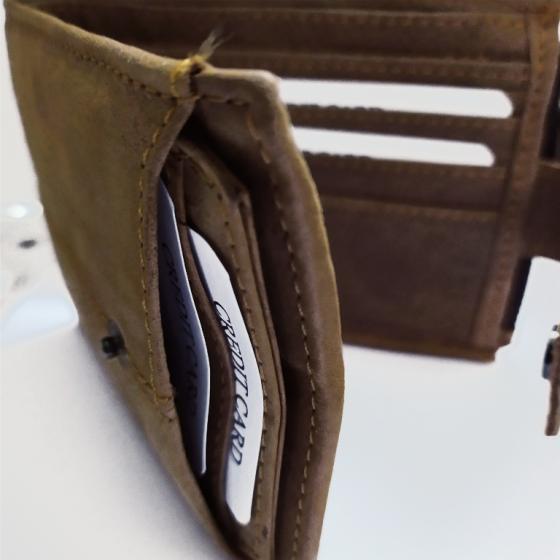 Δερμάτινο ανδρικό πορτοφόλι πλάγιο 11.8cm x 9.0cm μπεζ με κουμπί (RFID)